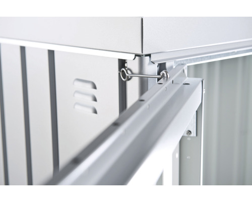 Detailaufnahme eines Gerätehauses mit Verriegelungsmechanismus