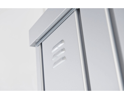 Detailansicht eines Metallspinds mit Belüftungsschlitzen