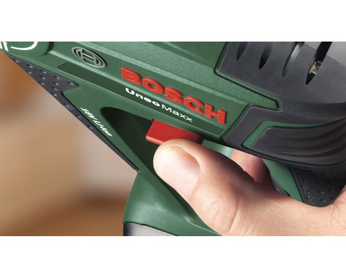 Gros plan d'un perforateur à batterie Bosch Uneo Maxx en cours d'utilisation