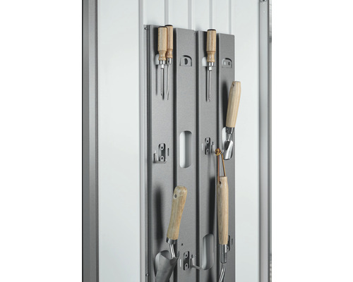 Rangement d''outils avec outils de jardinage.