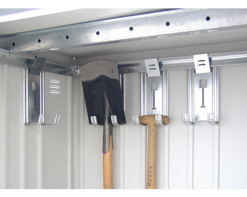 Intérieur d''abri de jardin en métal avec support à outils et outils de jardin