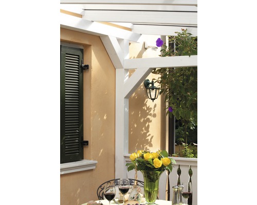 Terrasse avec pergola, table, chaises et fleurs