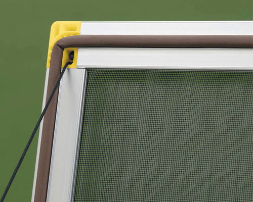 Detailansicht eines Insektenschutzfensters mit Aluminiumrahmen, Dichtungsgummi und Spannschnur