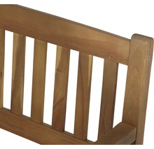 Vue détaillée d''un banc en bois avec motif à lattes