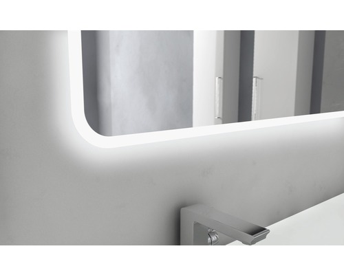 Miroir éclairé au-dessus d''un lavabo dans la salle de bain.