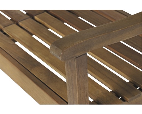 Vue détaillée d''un banc de jardin en bois avec accoudoir