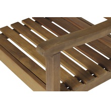 Vue détaillée d''une chaise en bois avec accoudoir et structure à lattes