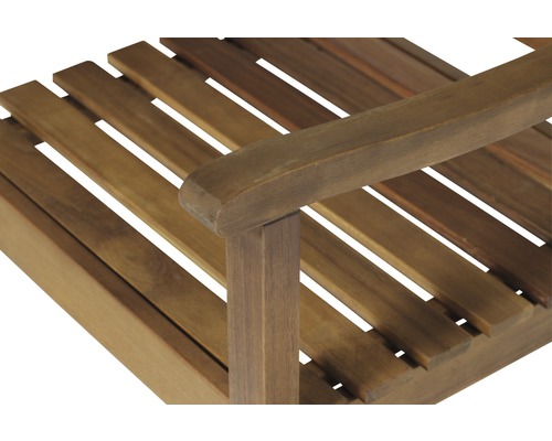 Vue détaillée d''une chaise en bois avec accoudoir et structure à lattes