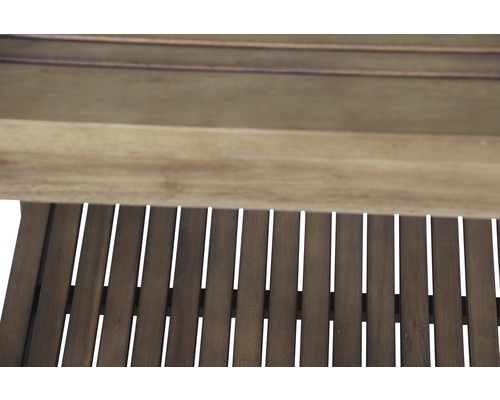 Vue détaillée d''une chaise de jardin en bois avec structure à lattes