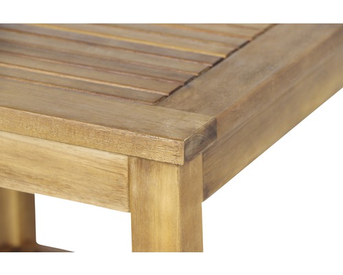 Vue détaillée d''une table de jardin en bois