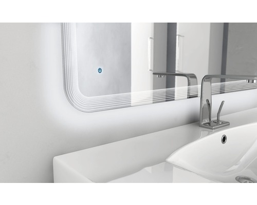 Miroir lumineux au-dessus d''un lavabo avec robinet