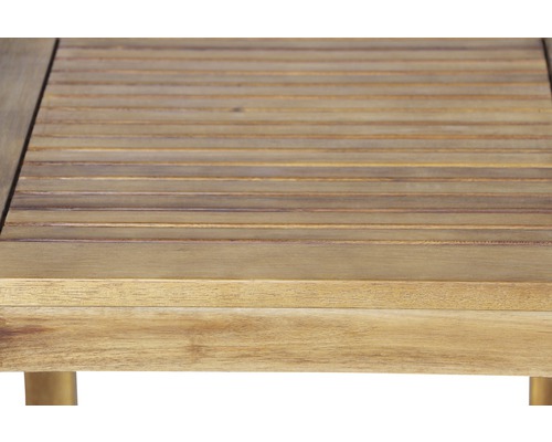 Gros plan du plateau d''une table de jardin en bois