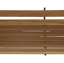 Detailansicht einer Holzbank mit Latten