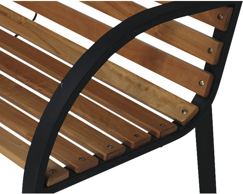 Detailansicht einer Gartenbank aus Holz und Metall