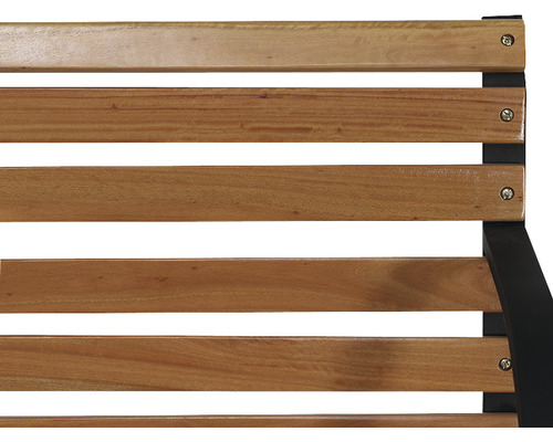 Detailansicht einer Holzbank mit Lattenrost und Metallelementen