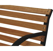 Detailansicht einer Gartenbank aus Holz und Metall