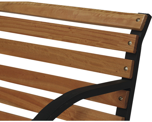 Detailansicht einer Gartenbank aus Holz und Metall
