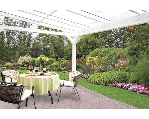 Terrasse avec toit, table, chaises et jardin