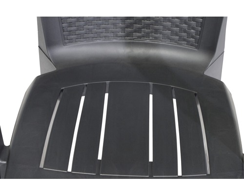 Detailansicht eines Gartenstuhls aus Kunststoff mit Lattenmuster im Sitzbereich und Rattanmuster an der Rückenlehne