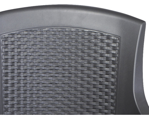 Detailansicht der Rückenlehne eines Gartenstuhls mit Rattanmuster