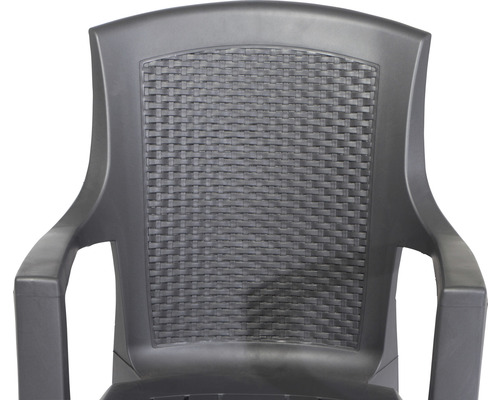 Detailansicht eines schwarzen Kunststoff-Gartenstuhls mit Armlehnen