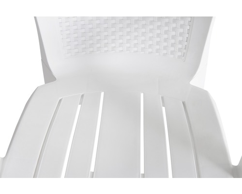 Detailansicht eines weißen Gartenstuhls aus Kunststoff