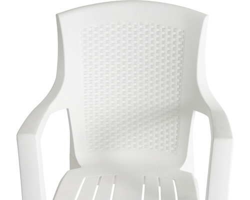 Detailansicht eines weißen Gartenstuhls aus Kunststoff mit Armlehne.