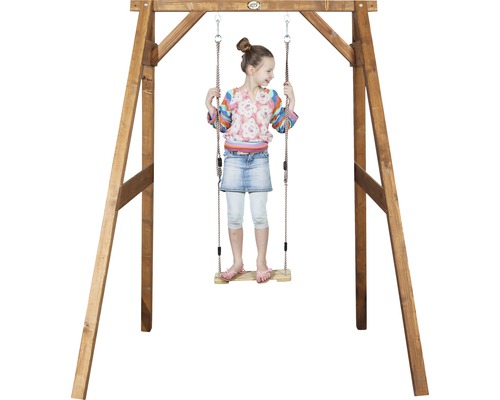 Enfant sur une balançoire en bois avec cadre en bois