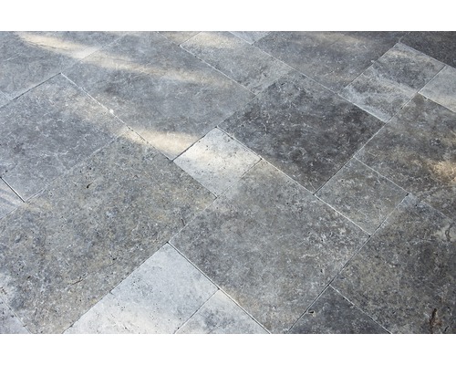 Sol en travertin posé en opus romain.