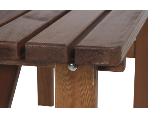 Detailansicht einer Gartenbank aus Holz mit Lattenrostsitzfläche