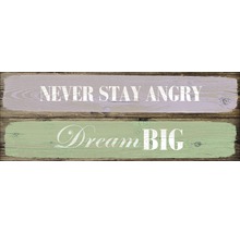 Dekoratives Holzschild mit den Aufschriften Never Stay Angry und Dream Big