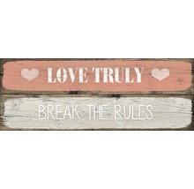 Dekoratives Holzschild mit den Aufschriften ''Love Truly'' und ''Break the Rules''.