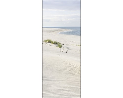 Landschaftsbild eines Sandstrandes mit Dünen und Meer.