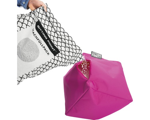 Le pack de recharge pour pouf est versé dans un cube d''assise