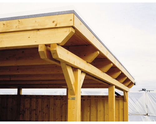 Detailansicht eines Holzcarports mit Pfosten und Dachkonstruktion