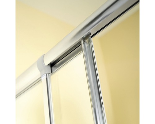 Vue détaillée d''une cabine de douche avec porte coulissante et éléments métalliques.