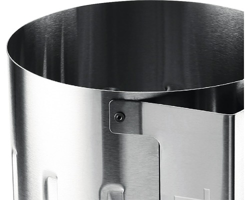 Vue détaillée d''une cheminée d''allumage pour barbecue au charbon de bois en métal