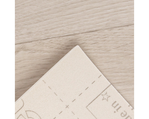 Vue détaillée d''un panneau décoratif sur un plancher en bois