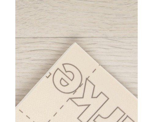 Vue détaillée d''une dalle vinyle avec des lignes de marquage