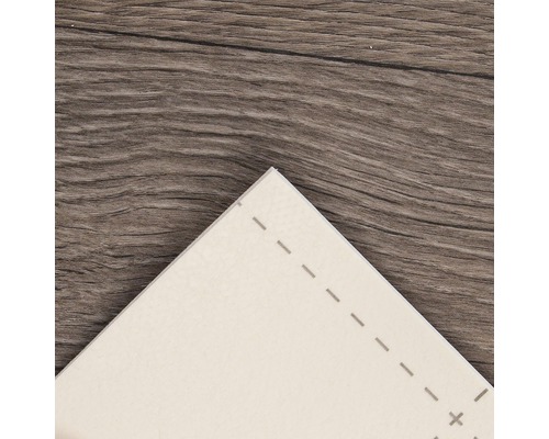 Vue détaillée d''un panneau isolant beige sur une table en bois