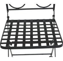 Vue détaillée d''une chaise en métal noir avec une assise tressée.