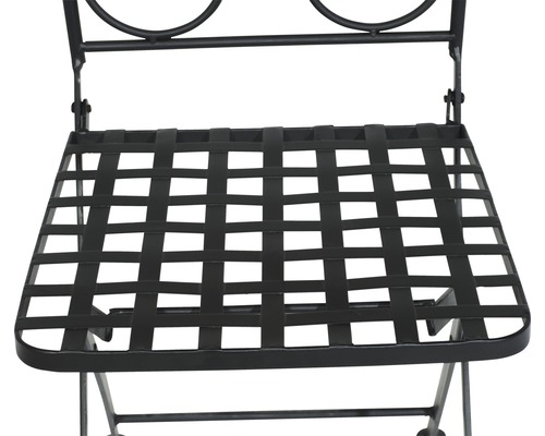 Vue détaillée d''une chaise en métal noir avec une assise tressée.