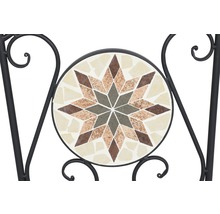 Détail d''une table de jardin avec motif en mosaïque