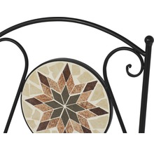 Vue détaillée d''une table de jardin avec motif mosaïque et cadre en métal