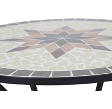 Detailansicht eines Mosaiktisches mit Sternmuster