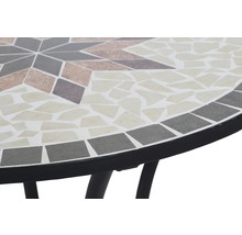 Detailansicht eines Gartentisches mit Mosaikmuster