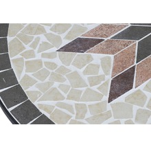 Vue détaillée d''un plateau de table avec motif en mosaïque