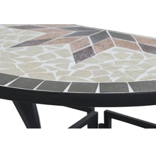 Gros plan d''une table en mosaïque avec cadre métallique pour l''extérieur