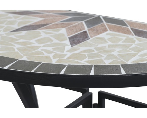 Gros plan d''une table en mosaïque avec cadre métallique pour l''extérieur