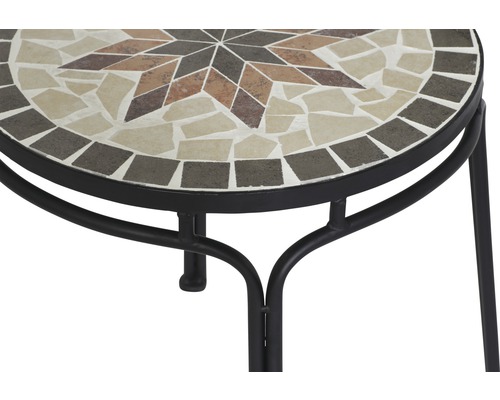 Vue détaillée d''une table d''appoint avec plateau en mosaïque et structure en métal